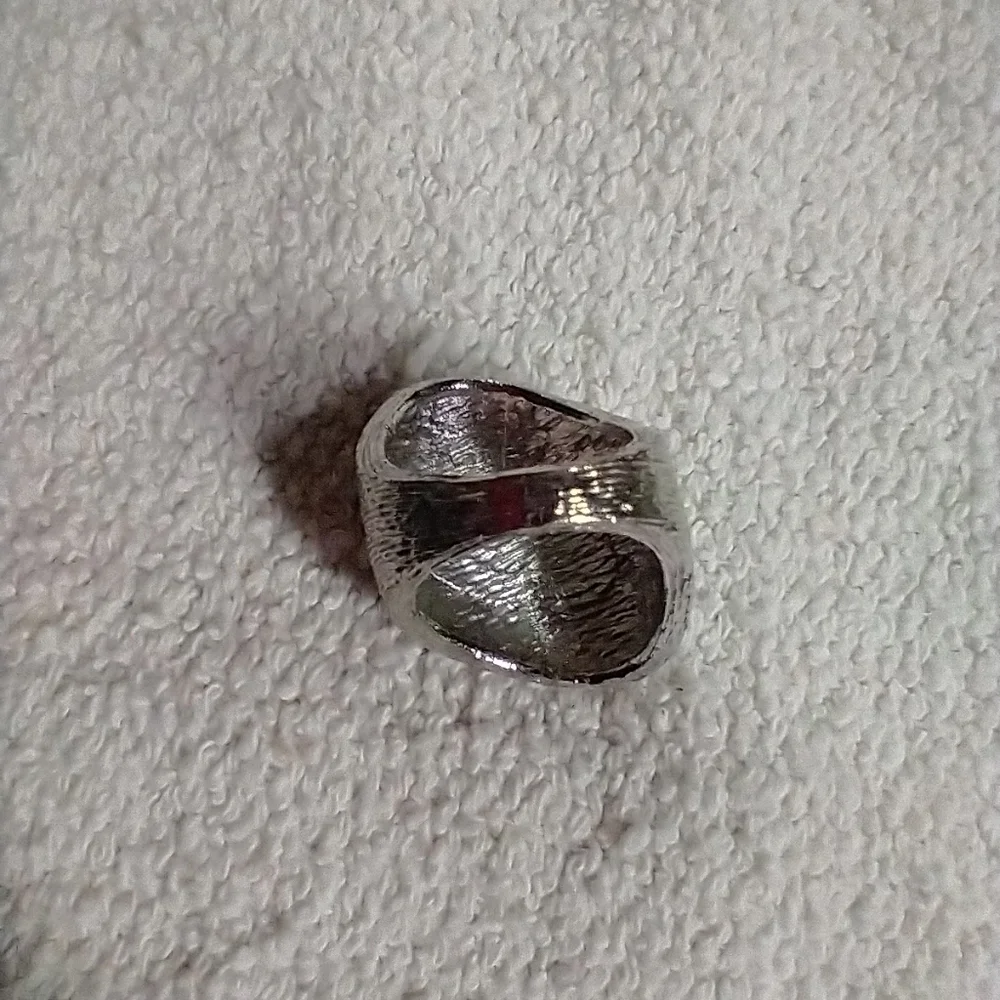 Silvertone large textured wide ring cocktail 🍸🍹